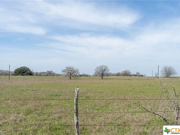 471 Arrow Ln, Luling, TX 78648