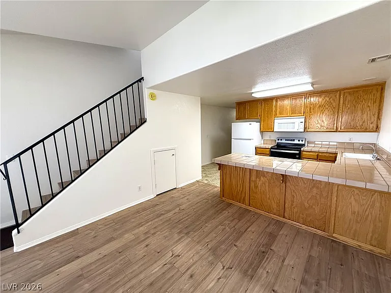 448 Comstock St — Photo 7