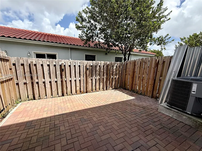 529 NE 1st Dr — Photo 5