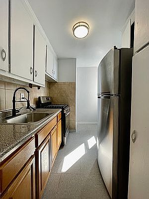 4th image of 130 E 18th St APT 5L