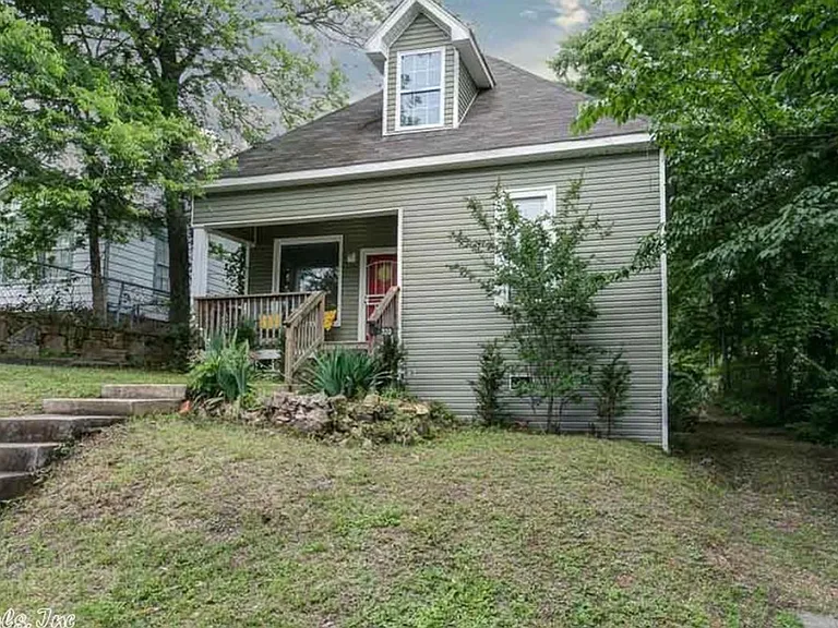 320 S Oak St — Photo 2