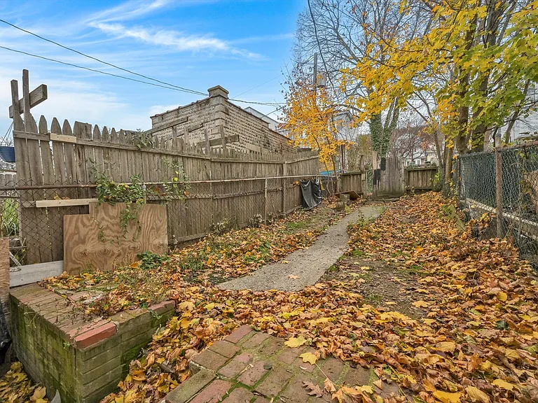 1323 W Norwegian St — Photo 16