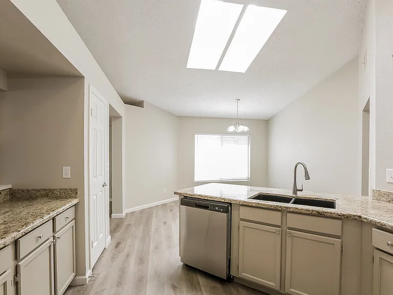 2732 W Gila Ln — Photo 9