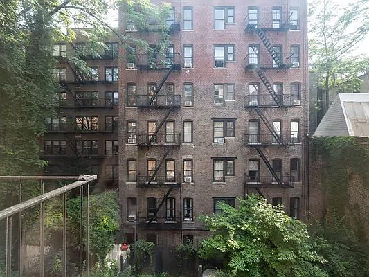 3rd image of 204 W 14th St APT 3A