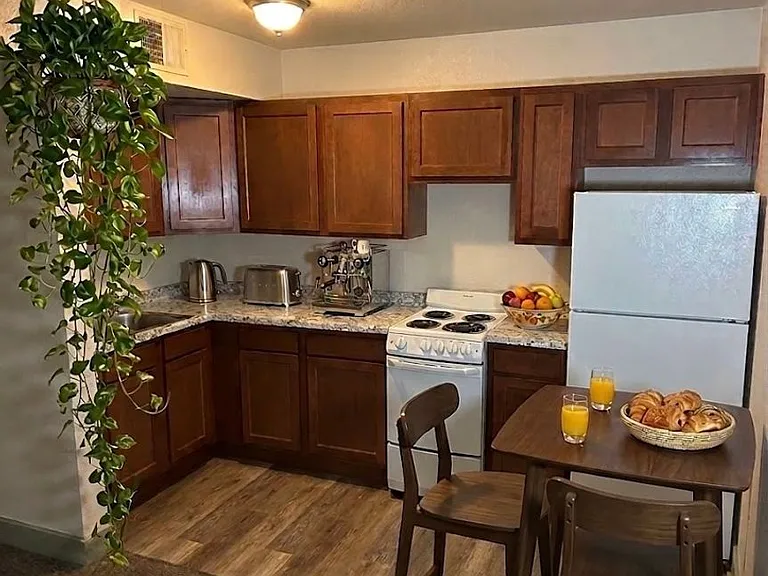 1007 N Summit St — Photo 16