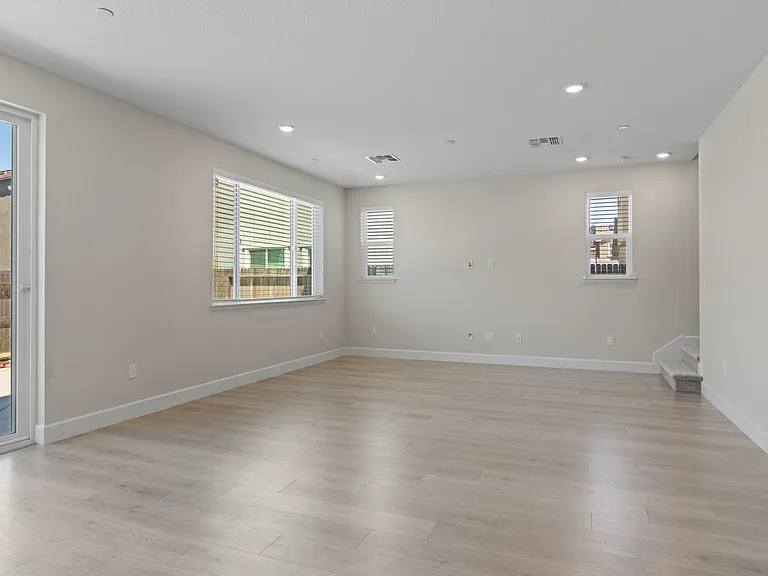 548 Aliki Dr — Photo 24