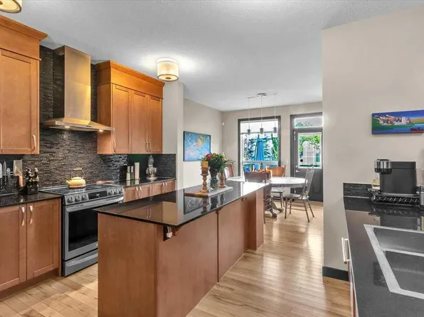 58 W Valley Pointe Way NW, Calgary, AB T3B 6B1