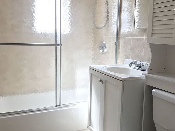 4th image of 2414 27th St APT 2A