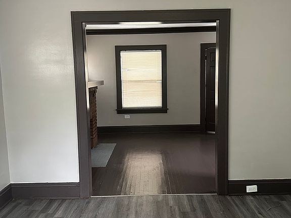 4th image of 906 E 130th St