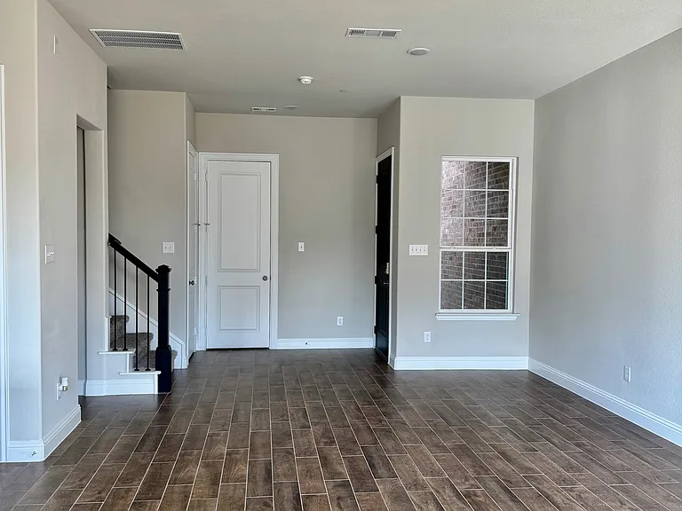 548 Hutchinson Ln — Photo 4