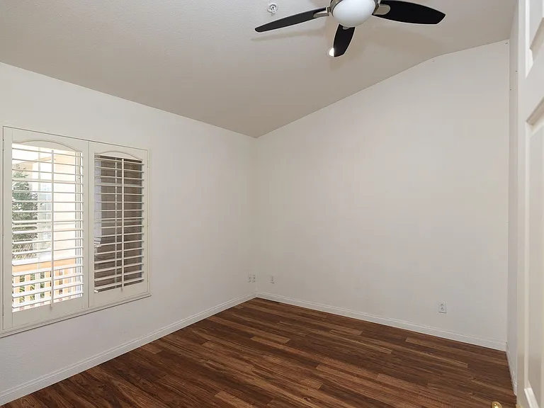 652 Teresa St — Photo 15