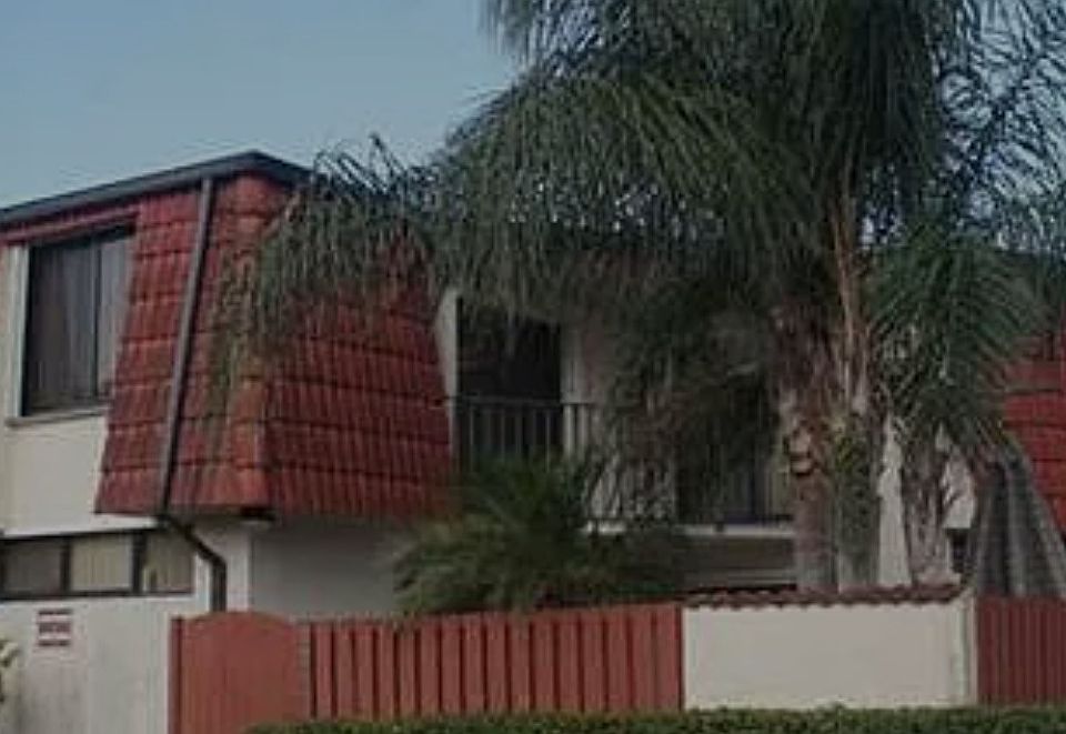 condo for rent - 1339 sq feet. GORGEOUS 2/2.5 TOWNHOUSE IN GOOD CONDITION WITH REMODELED HALF and 2ND BATHS*NEUTRAL COLORS*
TILED THROUGHOUT ON FIRST FLOOR*LAMINATE and CARPET FLOORING ON STAIRS and SE