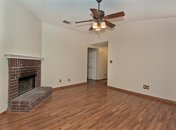 5th image of 215 Woodhill Dr