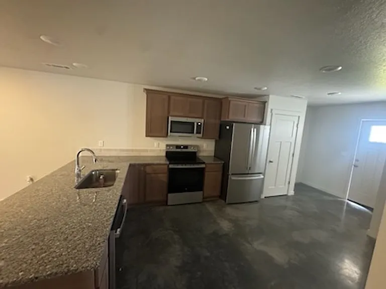 670 Tinley St — Photo 9