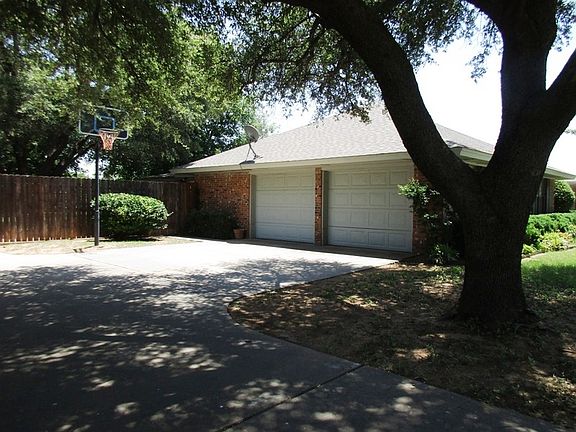 2nd image of 2833 Oaklawn Dr