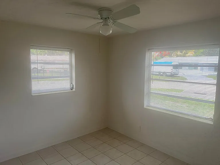 2410 SW 44th Ave — Photo 8