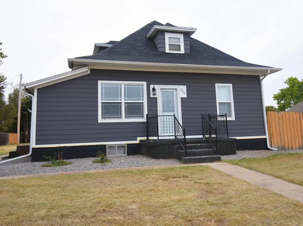 204 Arapahoe St, Schoenchen, KS 67667