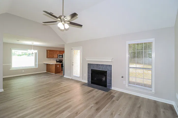 3 bed, 2.0 bath, 1477 sqft, $1,800 — Photo 4