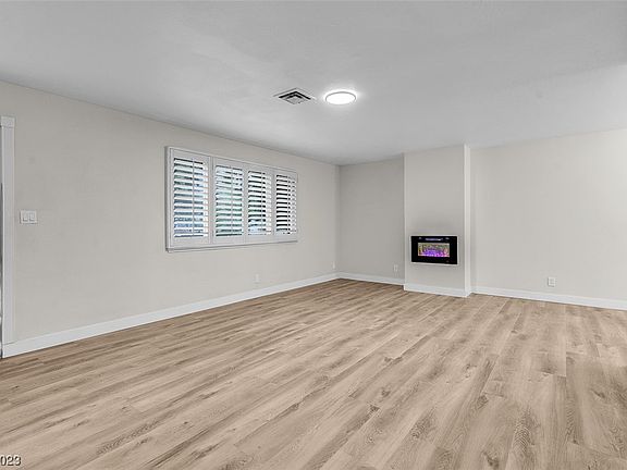 3rd image of 308 Greenbriar Townhouse Way