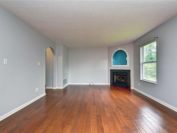 3rd image of 123 Manor View Dr