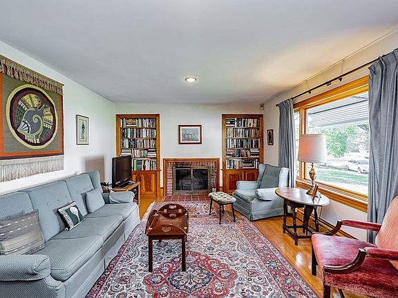 3rd image of 6 Apple Orchard Hts