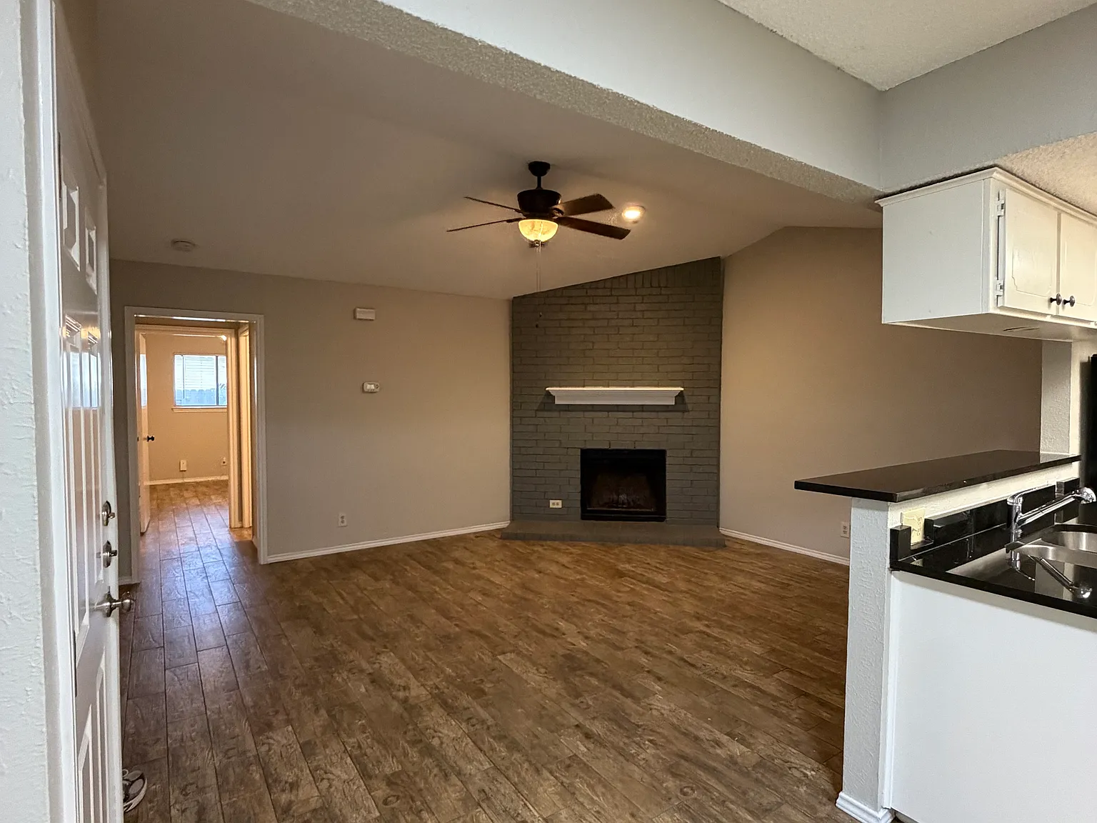 2 bed, 1000 sqft, $1,700 — Photo 3