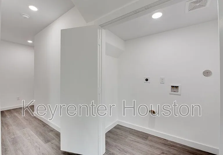 8126 Sterlingshire St #B — Photo 7
