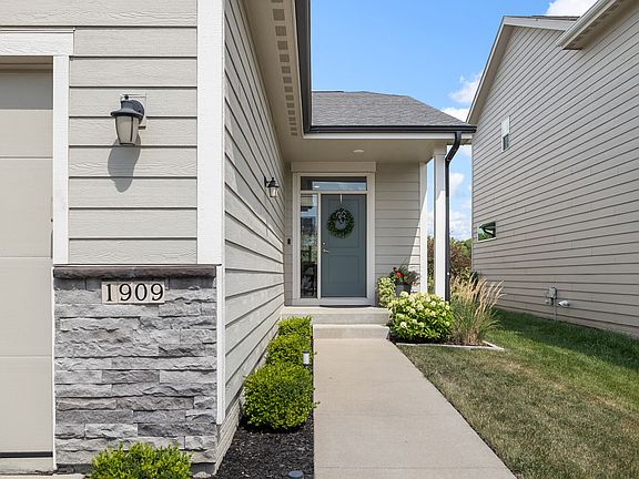 4th image of 1909 NE Heritage Dr