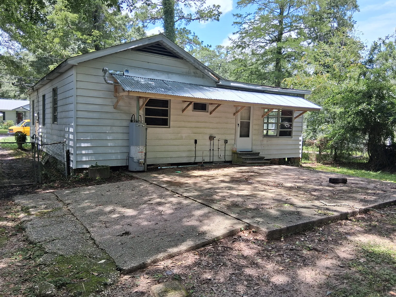 957 Cloverdale Dr — Photo 2