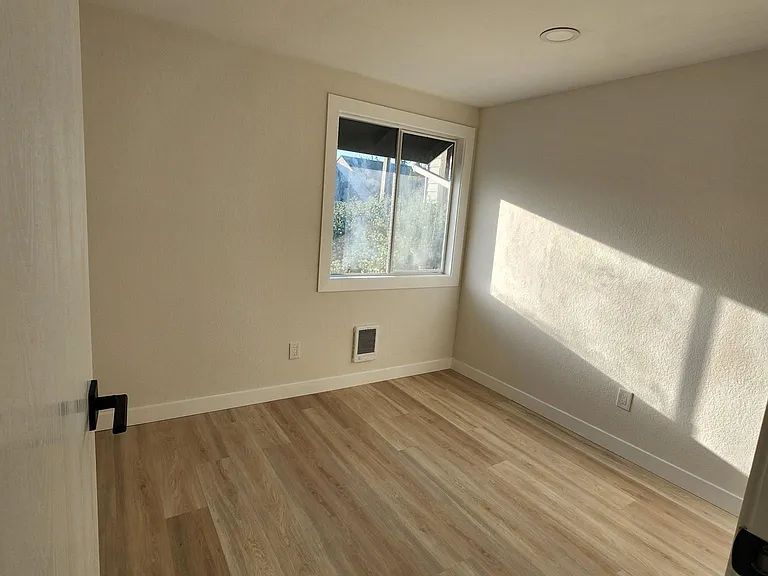 Guest/secondary bedroom