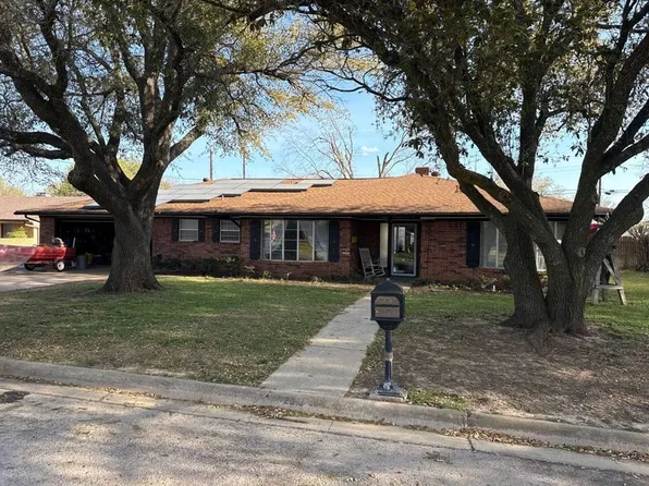 2010 Greenbriar Dr, Gainesville, TX 76240