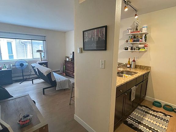 3rd image of 1535 N Van Buren St APT 103