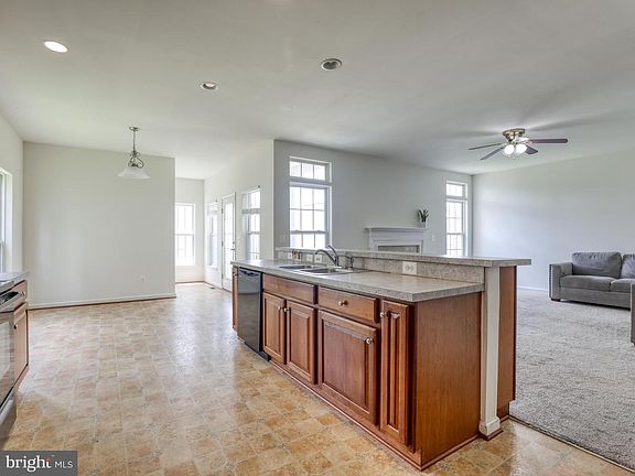 5th image of 1091 Fairfax St
