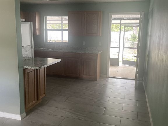 3rd image of 807 N Warfield Ave
