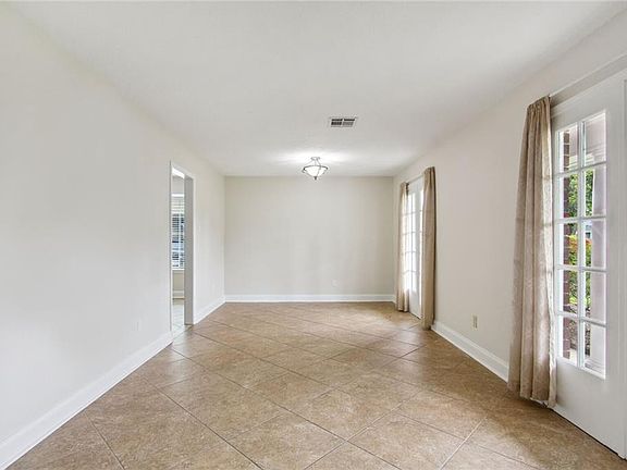 4th image of 140 Somerset St