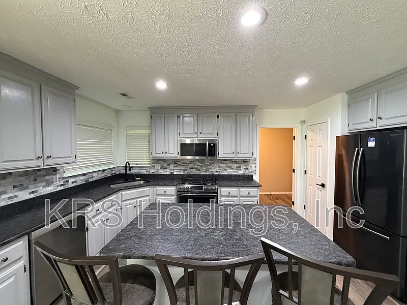 4 bed, 2.5 bath, 3225 sqft, $3,495 — Photo 4