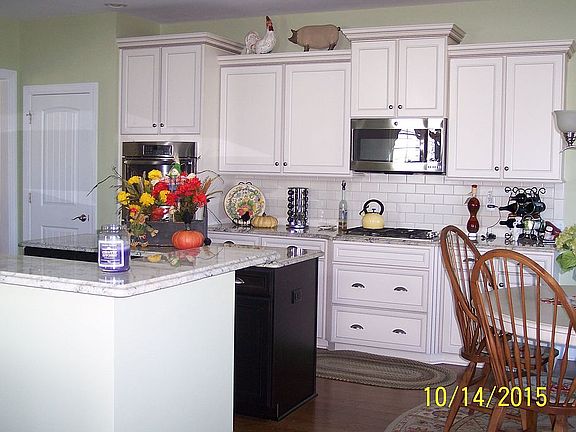 Gourmet eat-in kitchen w/isl