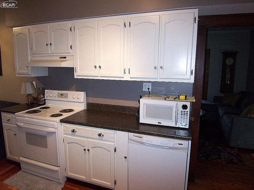 3 bed, 1200 sqft, $1,650 — Photo 3