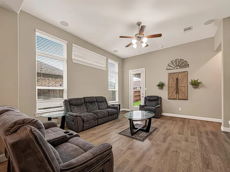 2209 Hidden Meadow Ln — Photo 7