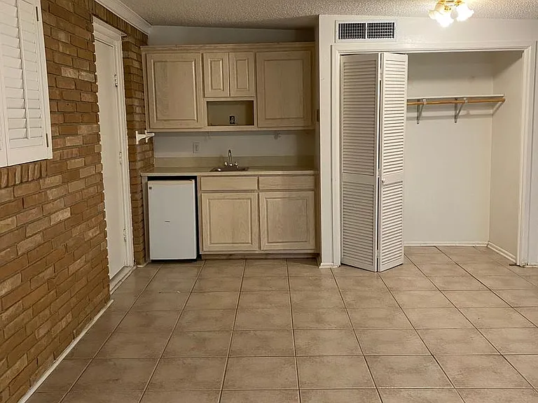 1702 Bonham Ave — Photo 14