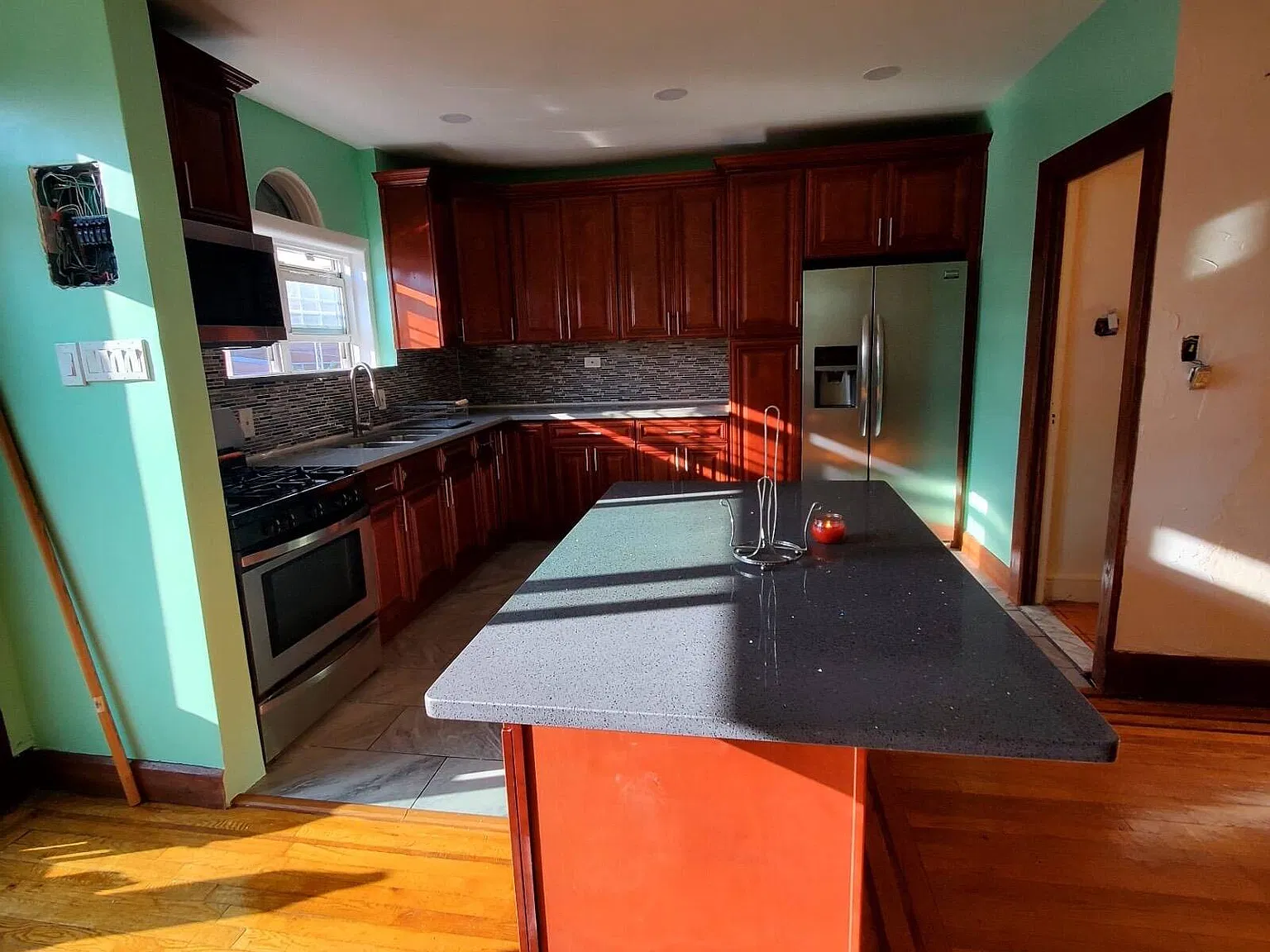 3 bed, 1.5 bath, $3,750 — Photo 2