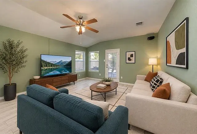 3 bed, 2.0 bath, 1271 sqft, $2,050 — Photo 3