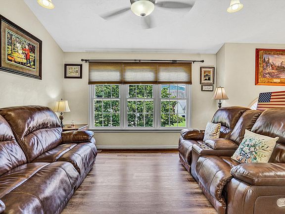 5th image of 927 Harmon Cir