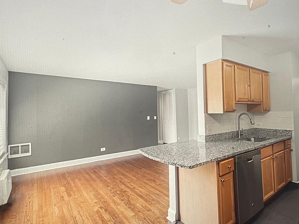 1st image of 7543 N Winchester Ave #204