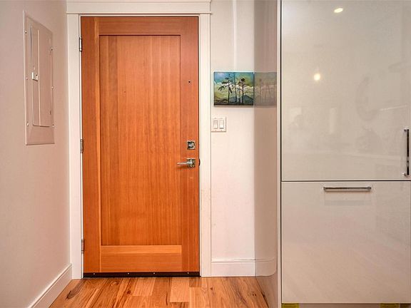 3rd image of 916 Lyall St #203