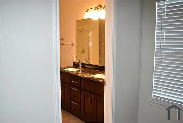 411 Paddock Ln — Photo 29