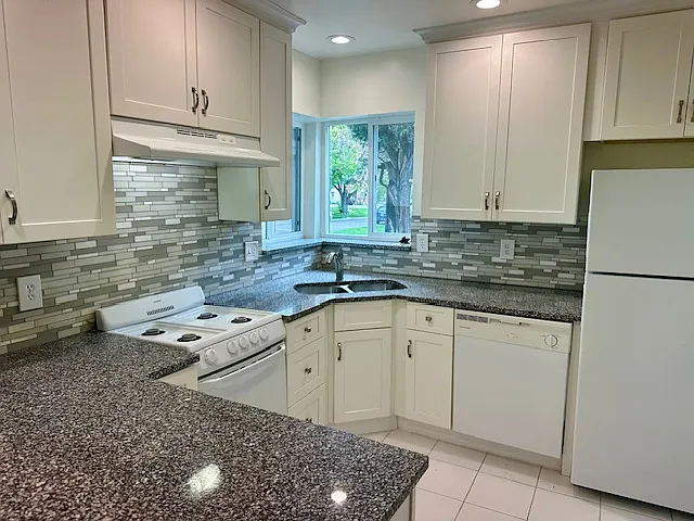 Kitchen, gas range, dishwasher
9' x 8'