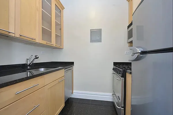 Rented by Manhattan Realty Group | media 10