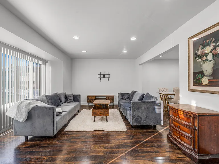 685 Ithaca Pl — Photo 18