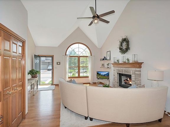 2nd image of 600 Sudbury Cir